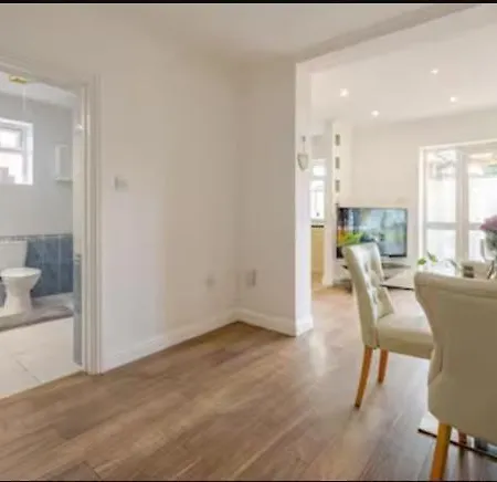 Spacious 2Bdr Apartment, Wifi+ Great Tv Romford Exterior photo