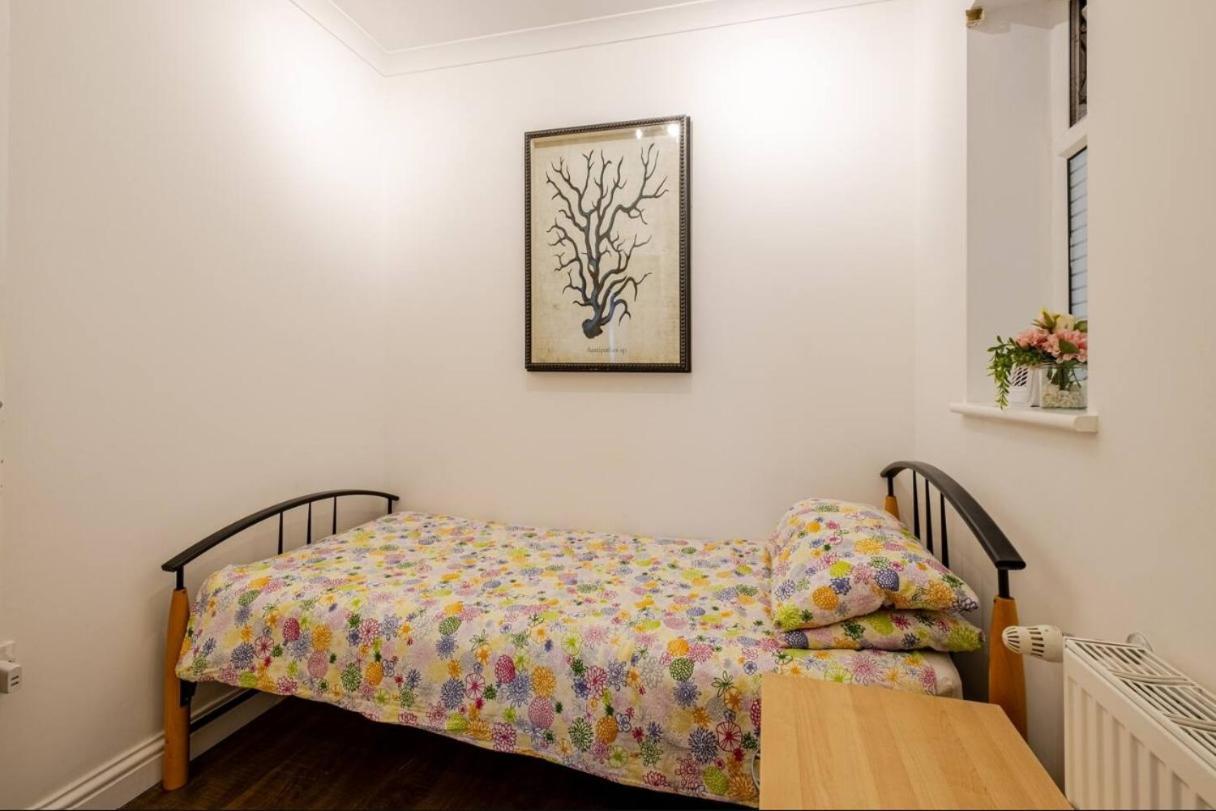 Spacious 2bdr Apartment, Wifi+ Great Tv Appartement Romford