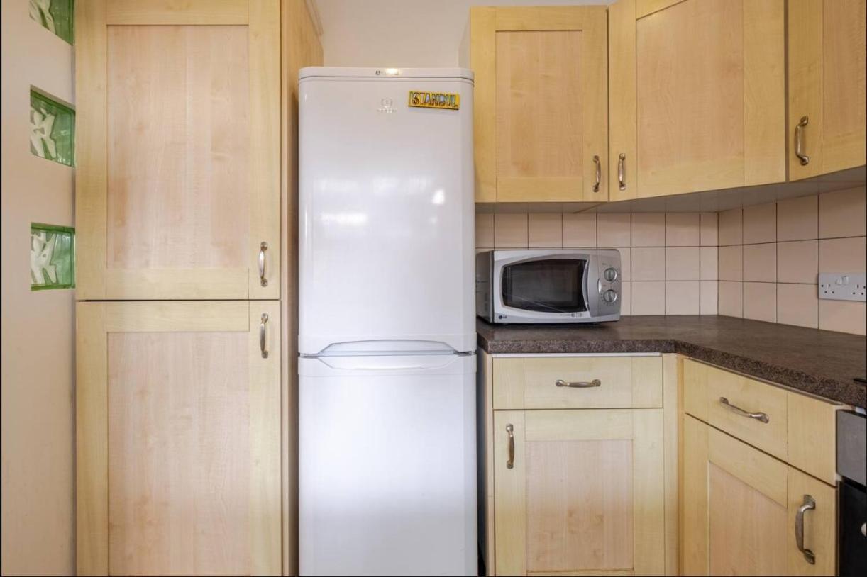Spacious 2bdr Apartment, Wifi+ Great Tv * Romford