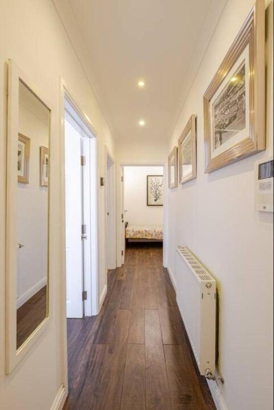 Spacious 2bdr Apartment, Wifi+ Great Tv Romford