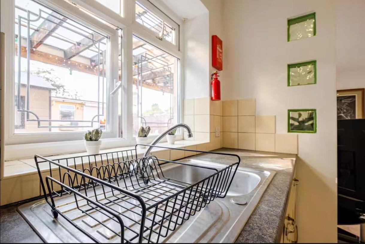 Spacious 2bdr Apartment, Wifi+ Great Tv Romford