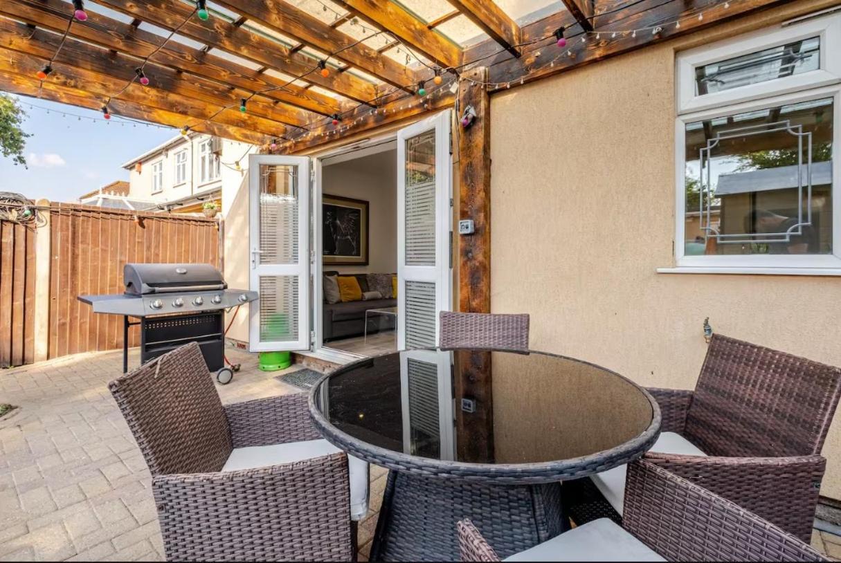 Spacious 2bdr Apartment, Wifi+ Great Tv * Romford