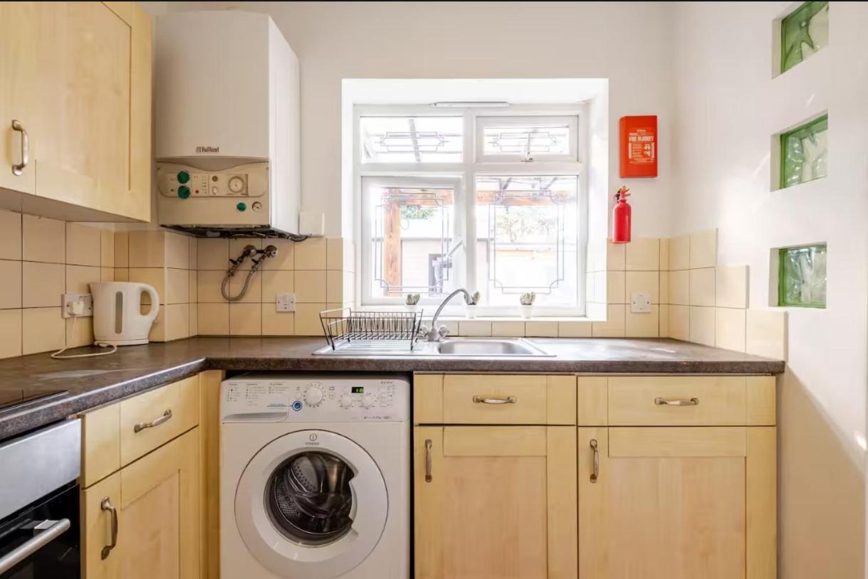 Spacious 2bdr Apartment, Wifi+ Great Tv Romford