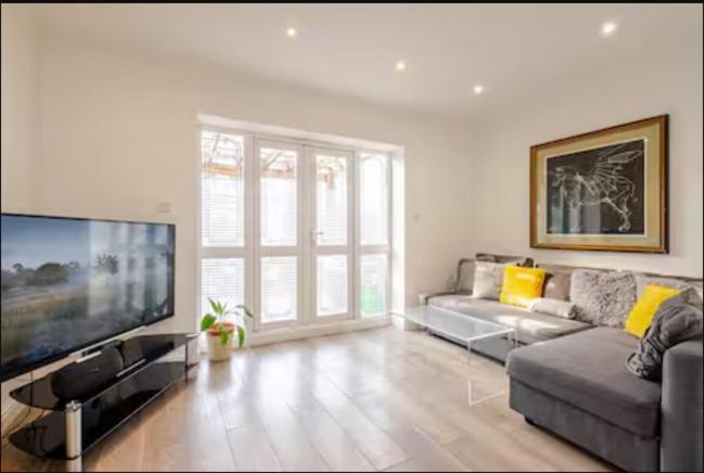 Apartment Spacious 2bdr Apartment, Wifi+ Great Tv Romford