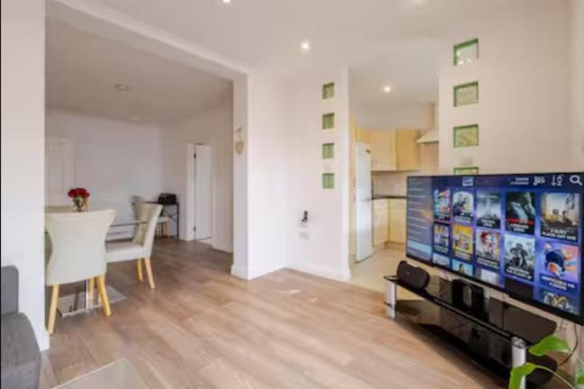 Spacious 2bdr Apartment, Wifi+ Great Tv *