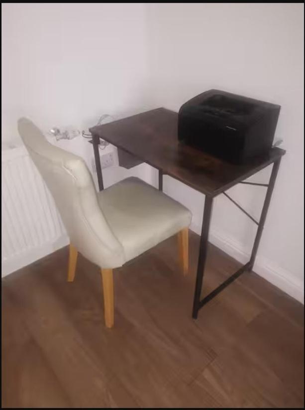 Spacious 2bdr Apartment, Wifi+ Great Tv * Romford